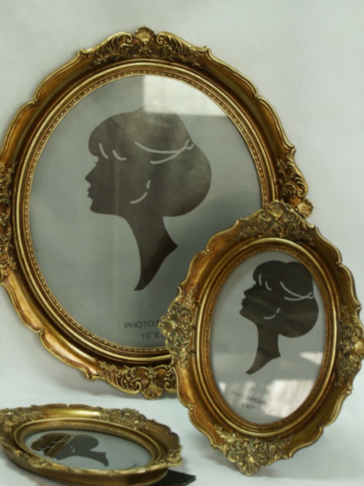 Photography Pose - Oval Decoration Photo Frame Living Room